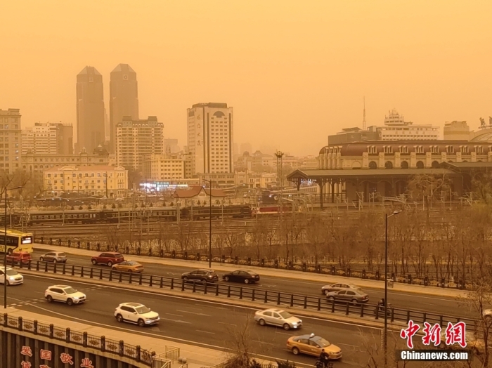 4月10日，哈尔滨哈尔滨市出现大风扬沙天气，天空昏黄，能见度低。图/视觉中国