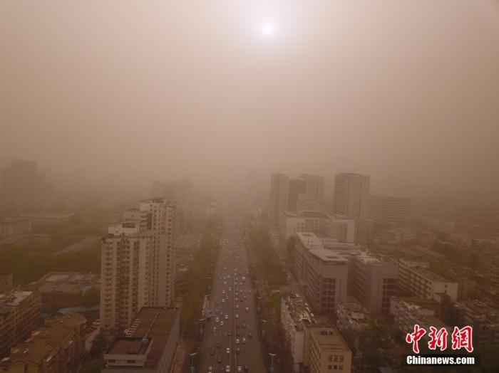 4月11日06时，中央气象台继续发布沙尘暴蓝色预警。图为济南市区出现沙尘天气。图/视觉中国