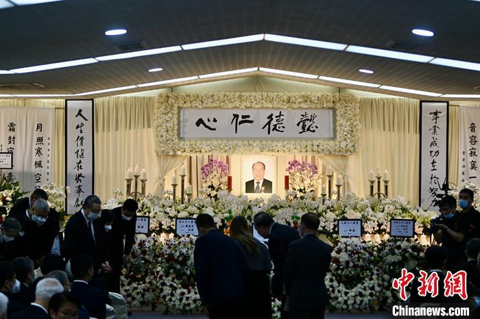 4月14日下午，香港潮属社团总会创会主席陈伟南的吊唁仪式在香港殡仪馆举行，大批亲友及社会各界人士到场悼念。陈伟南于今年3月20日逝世，享年106岁。图为亲友及社会各界人士到场悼念陈伟南。 <a target='_blank' href='/'>中新社</a>记者 李志华 摄