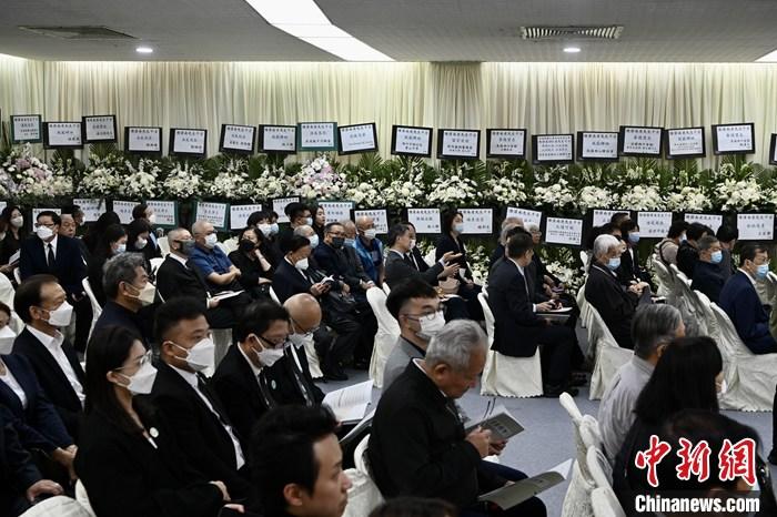 4月14日下午，香港潮属社团总会创会主席陈伟南的吊唁仪式在香港殡仪馆举行，大批亲友及社会各界人士到场悼念。陈伟南于今年3月20日逝世，享年106岁。图为亲友及社会各界人士到场悼念陈伟南。 <a target='_blank' href='/'>中新社</a>记者 李志华 摄