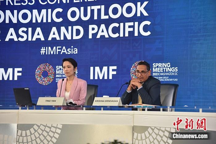当地时间4月13日，国际货币基金组织（IMF）亚洲太平洋部主任克里希纳·斯里尼瓦桑（右）在IMF春季会议记者会上表示，中国经济强势反弹将带动区域和全球经济增长。 <a target='_blank' href='/'>中新社</a>记者沙晗汀摄 　