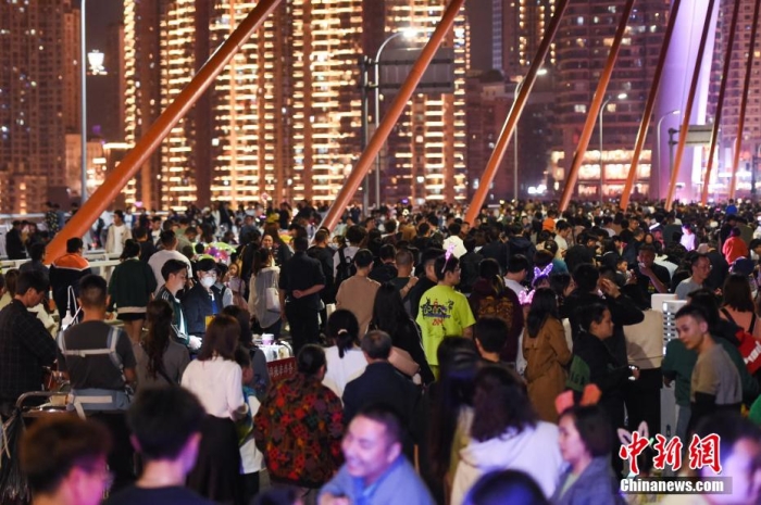 4月29日晚，中国重庆千厮门嘉陵江大桥上人流如织。性客 何蓬磊 摄何蓬磊 摄