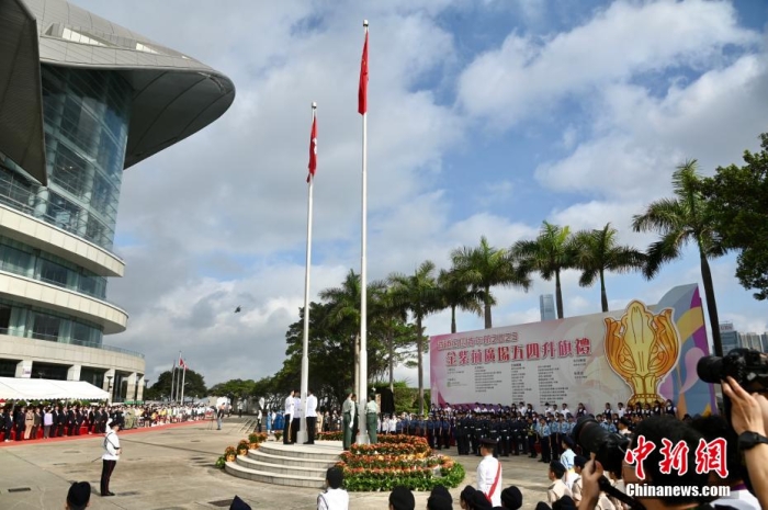 五四升旗礼。李志华 摄