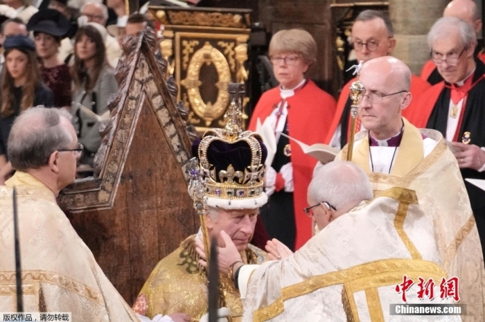 当地时间5月6日，英国国王查尔斯三世的加冕仪式在伦敦威斯敏斯特教堂正式举行。图为英国国王查尔斯三世戴上王冠。