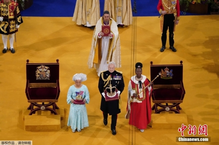 当地时间5月6日，英国国王查尔斯三世的加冕仪式在伦敦威斯敏斯特教堂正式举行。