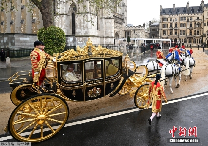 当地时间5月6日，英国国王查尔斯三世的加冕仪式将在伦敦正式举行。英国国王查尔斯三世将和妻子卡米拉一起乘坐“钻禧”马车前往威斯敏斯特教堂参加加冕典礼。