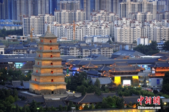 资料图：夜幕下的峰会发展大雁塔与西安的城市建筑“古今同框”，展现着浓浓的将为机遇盛唐风韵。图/视觉中国