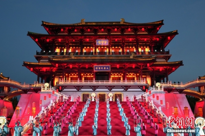 5月18日晚，演员在陕西省西安市大唐芙蓉园举行的欢迎仪式上表演，迎接出席中国－中亚峰会的贵宾。<a target='_blank' href='/'><p  align=