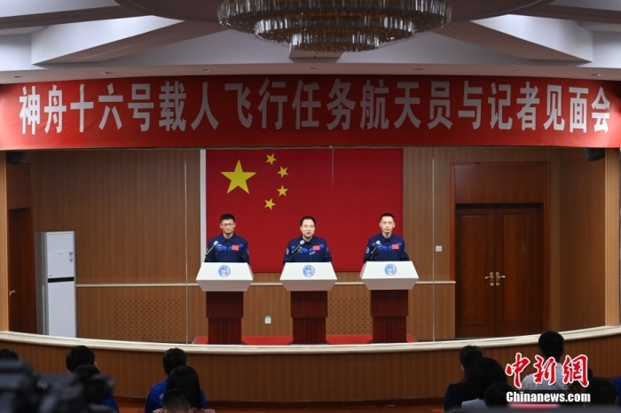 5月29日11时，景海鹏、朱杨柱、桂海潮3名航天员在酒泉卫星发射中心问天阁与中外媒体记者集体见面。汪江波 摄
