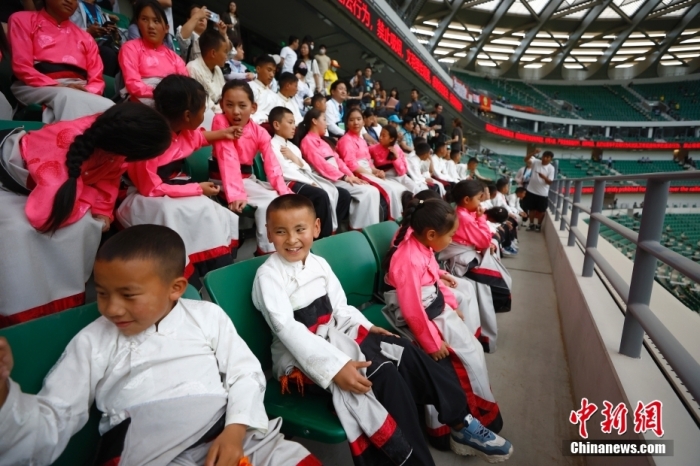 来自青海省玉树州儿童福利院的40名藏族青少年来到北京工人体育场观看中超第11轮比赛。<a target='_blank' href='/'>中新社</a>记者 富田 摄