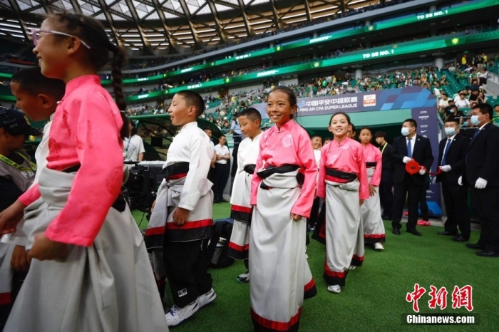孩子们步入北京工人体育场。中新社记者 富田 摄