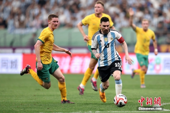 图为阿根廷球员梅西(蓝白)在比赛中。图/视觉中国