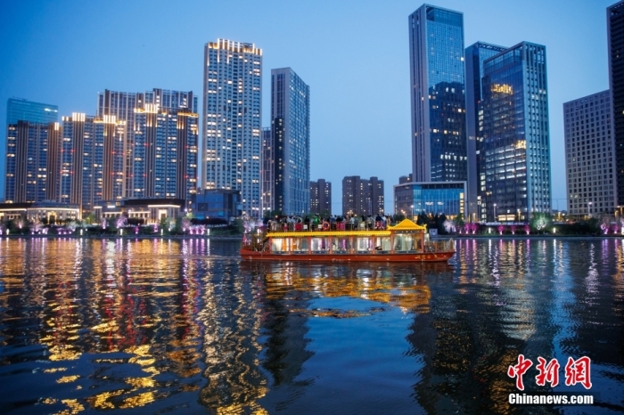 资料图为北京通州区大运河文化旅游景区二号码头，游船启航。图/视觉中国