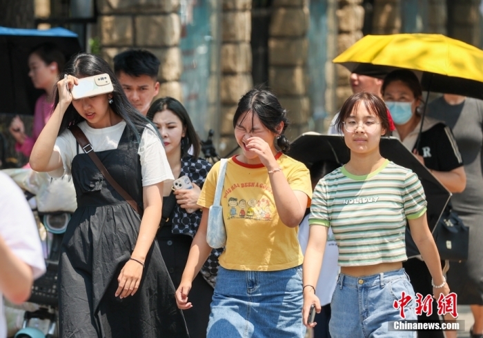 6月23日，北京高温天气持续，市民冒着高温出行。当日，北京市气象台升级发布高温红色预警信号。<a target='_blank' href='/'>中新社</a>记者 贾天勇 摄