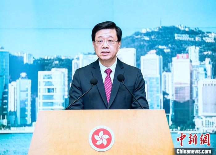 6月27日，香港特别行政区行政长官李家超出席行政会议前见记者。李家超回顾上任一年以来的工作。 中新社记者 侯宇 摄
