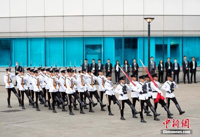 香港特区举行升旗仪式和酒会庆祝回归26周年