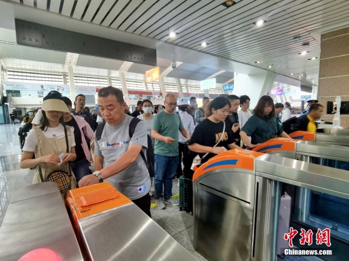 7月2日12时20分，G674高铁列车从西宁站驶出，预计于当日22时51分抵达北京西站。据悉，这是青藏高原首次开行G字头高铁。当日，西宁至上海虹桥站的首趟G字头高铁列车G3178也从西宁站出发。图为西宁火车站候车大厅内，搭乘西宁至北京西首趟高铁列车的乘客检票进站。<a target=<i></i>'_blank<i></i>' href=<i></i>'/<i></i>'>中新社</a>记者 祁增蓓 摄