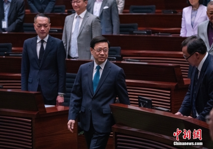 图为李家超走入立法会会议厅。<a target='_blank' href='/'>中新社</a>记者 侯宇 摄