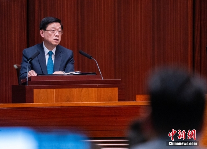 图为李家超回答议员的提问。<a target='_blank' href='/'>中新社</a>记者 侯宇 摄