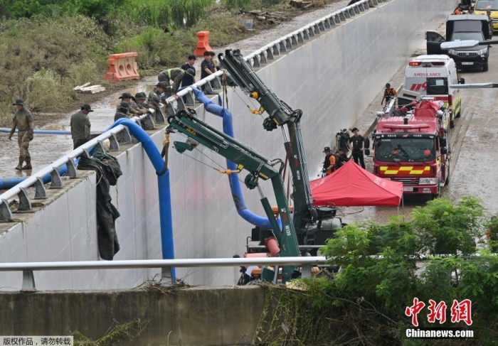 15辆汽车因暴雨被困在地下隧道中，韩国士兵正在往隧道里抽水。