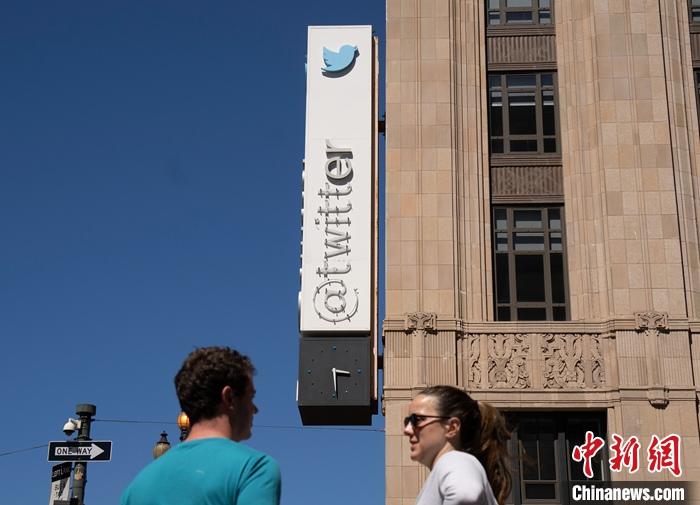 当地时间7月24日，美国旧金山推特总部大楼上的公司标识已被部分拆除。美国企业家埃隆·马斯克23日宣布，将用“X”取代推特公司原有名称及标识。当日，推特平台上的蓝鸟标识变更为“X”。24日，推特总部大楼上的公司标识开始拆除，但不久后被旧金山警察局以“未经授权”为由叫停。 中新社记者 刘关关 摄