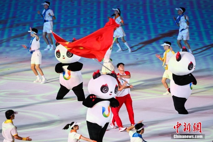 7月28日，四川成都，第31届世界大学生夏季运动会开幕式举行。图为中国代表团入场。图/视觉中国