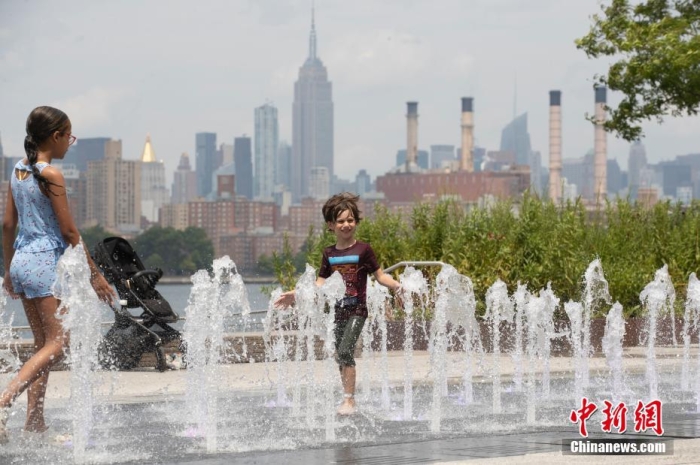 当地时间7月27日，美国纽约市布鲁克林区人们在一处公园内戏水降暑。当日，纽约市高温达到美国国家气象局“极端高温预警”级别。<a target='_blank' href='/'>中新社</a>记者 廖攀 摄