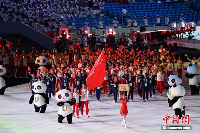 7月28日，四川成都，第31届世界大学生夏季运动会开幕式举行。图为中国代表团入场。图/视觉中国
