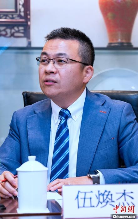 7月28日，香港教育界学习宣传贯彻习近平主席给培侨中学学生回信精神座谈会在香港举行。图为香港培侨中学校长伍焕杰介绍学生写信经过及收到回信后的学习情况。 <a target='_blank' href='/'>中新社</a>记者 侯宇 摄