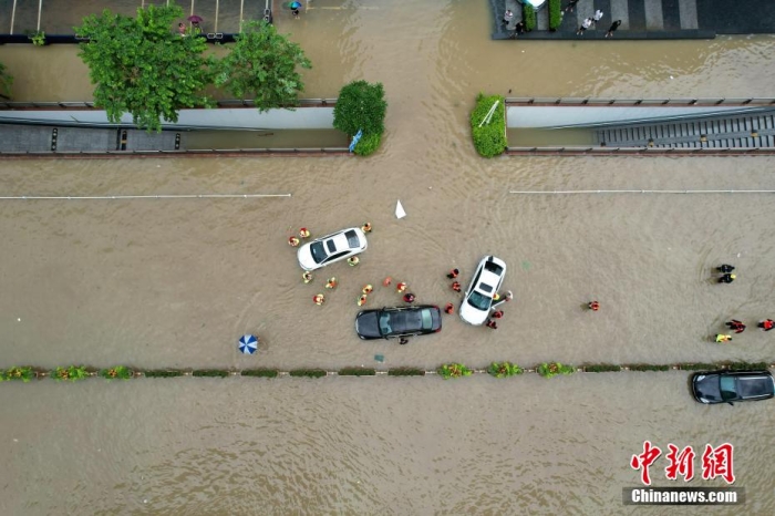 7月29日，福州城区多处受淹，内涝严重。今年第5号台风“杜苏芮”28日以强台风级登陆福建后，给福州带来强降雨，使福州日降雨量突破历史纪录。图为福州中心城区五四路受淹。记者 王东明 摄