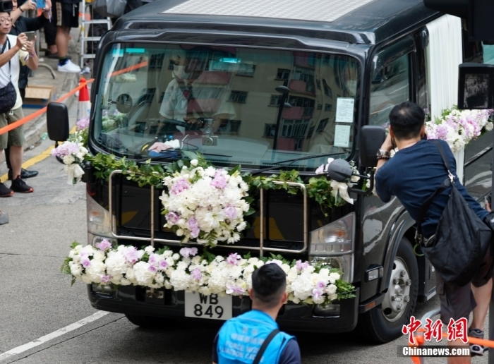 歌手李玟出殡 挚友甄妮等8人扶灵