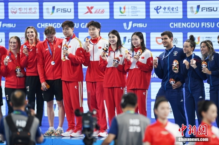 中国队运动员在冠军领奖台上。记者 张浪 摄