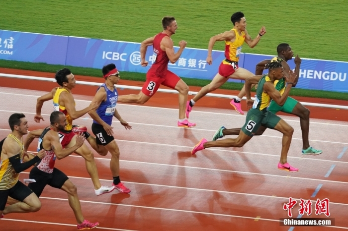 8月2日，第31屆世界大學生夏季運動會男子100米決賽在四川成都舉行，牙買加選手GOLDSON Kadrian dwayne(右一)以10秒04奪得男子百米冠軍。中新社記者 毛建軍 攝