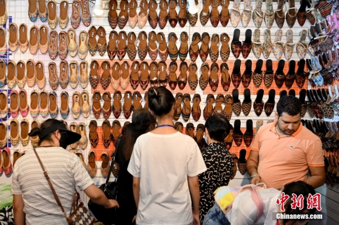 8月19日，来自印度的鞋子吸引参观者。正值周末，在云南省昆明市举行的第七届中国—南亚博览会暨第27届中国昆明进出口商品交易会人气旺。中新社记者 李嘉娴 摄