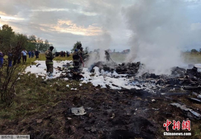 当地时间8月23日，俄罗斯特维尔州，救援人员在区库仁基诺村附近的飞机坠毁现场工作。