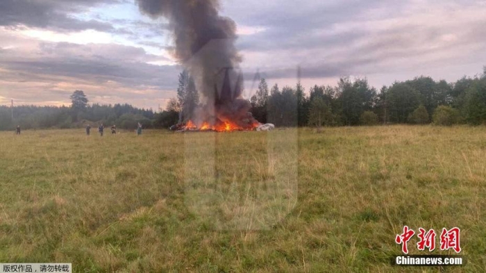 当地时间8月23日，俄罗斯特维尔州，普里戈任乘坐的私人飞机坠毁后的事故现场。
