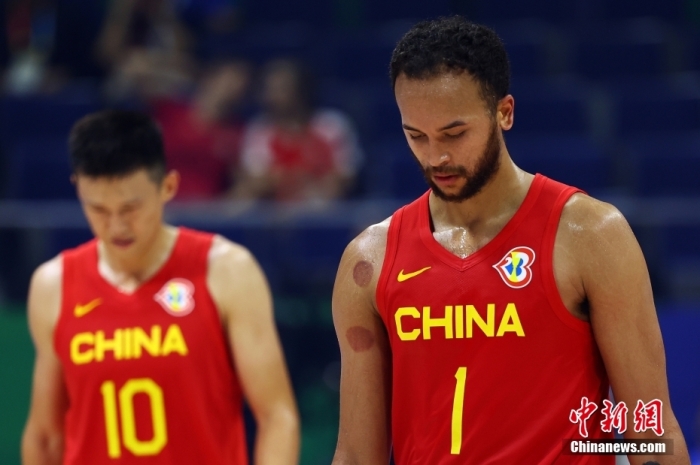 8月26日晚，中國男籃在菲律賓馬尼拉迎戰本屆世界杯小組賽的首個對手塞爾維亞隊，結果以63:105告負。圖為李凱爾(1號)與周鵬(10號)。圖/視覺中國
