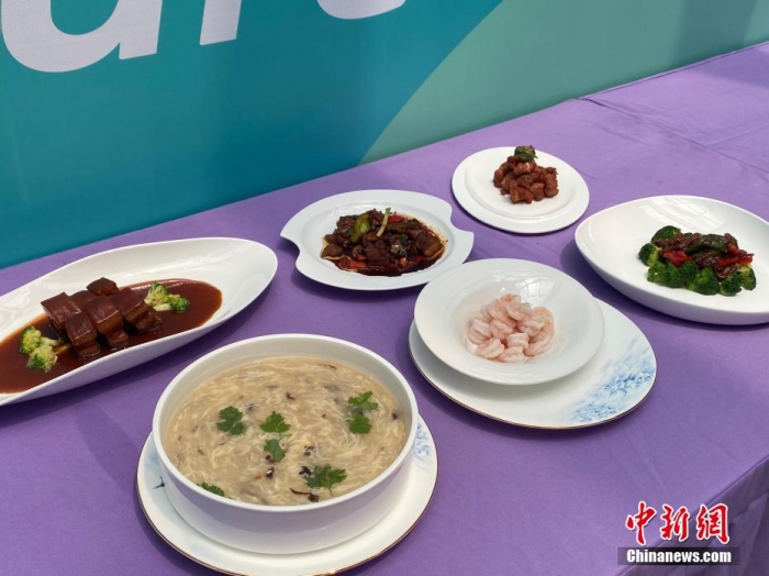 资料图：8月28日，杭州亚运村运动员餐厅提前揭晓的6道菜品。郭天奇摄