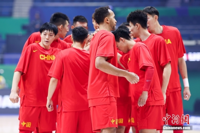 图为中国队球员赛前相互鼓励。图/视觉中国
