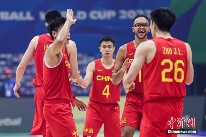 图为中国队球员庆祝胜利。图/视觉中国