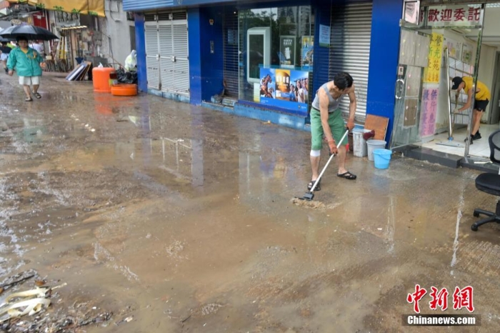 香港黄大仙一商户处理店外积水。记者 陈永诺 摄