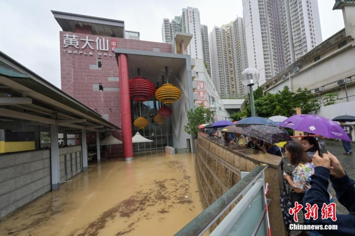 香港黄大仙一商场外及黄大仙地铁站一出入口严重水浸。记者 陈永诺 摄