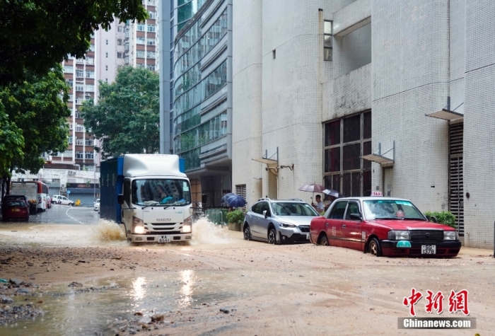 9月8日，自7日夜间起长时间持续的强降雨对香港特别行政区多地造成不同程度的浸水、小型泥石流等灾害。图为东区筲箕湾耀兴道一处路段发生小型泥石流，造成车辆受困。中新社记者 侯宇 摄