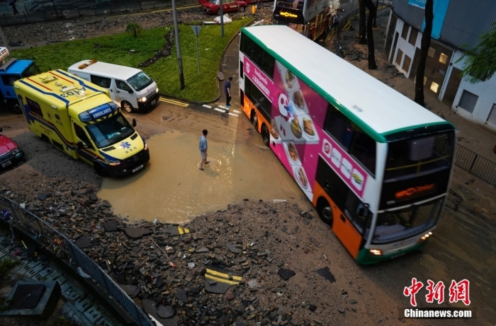 9月8日上午，香港特别行政区港岛柴湾地铁站附近路面出现泥泞积水，车辆缓慢通行。中新社记者 侯宇 摄