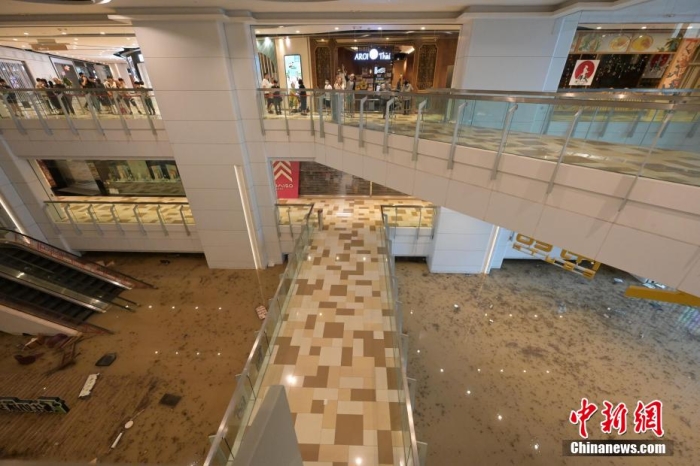 香港黄大仙一商场地下全层被淹没。记者 陈永诺 摄