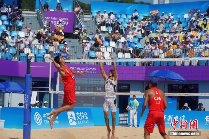 9月19日9時，杭州第19屆亞運會(以下簡稱“杭州亞運會”)沙灘排球比賽在寧波象山半邊山沙灘排球中心拉開戰幕。作為杭州亞運會的第一場比賽，該場比賽廣受關注。根據球隊抽簽結果，沙灘排球比賽首場男子預賽由中國隊對戰巴勒斯坦隊。
中國男子沙灘排球隊以第一局21:14、第二局21:16連勝兩局拿下比賽，迎來杭州亞運會比賽首勝。中國女子沙灘排球隊以21:5、21:8的比分戰勝對手。據悉，杭州亞運會沙灘排球比賽共有來自17個國家和地區的48支隊伍報名參賽。比賽從9月19日持續至28日，將產生女子和男子沙灘排球金牌2枚。圖為沙灘排球比賽首場男子預賽由中國隊對戰巴勒斯坦隊。賀元凱 攝