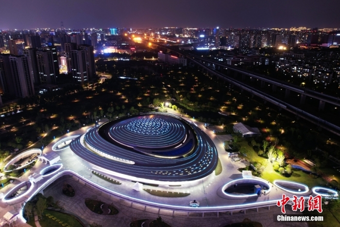 亚运电竞中心夜景绚丽，酷似“星际战舰” 科幻感十足。图/视觉中国