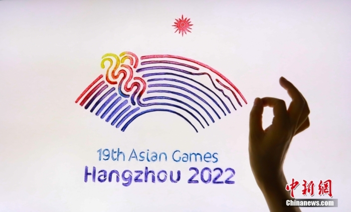 沙画艺人在绘制杭州第19届亚运会会徽。图/视觉中国
