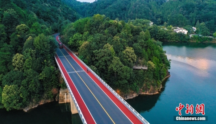 空中俯瞰杭州亚运会淳安公路自行车赛道，一路沿湖、沿村、沿山，风景如画。图/CNSphoto 杨波 摄