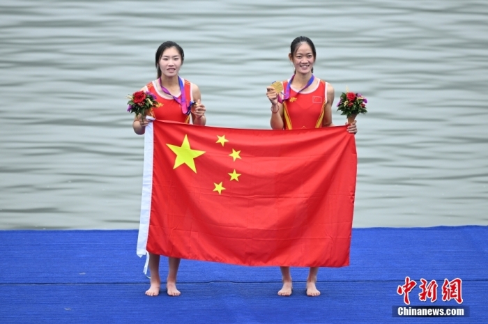 9月24日，杭州第19届亚运会赛艇女子轻量级双人双桨决赛在浙江杭州举行，中国组合邹佳琪、邱秀萍以7分06秒78的成绩夺冠。这是本届亚运会的首枚金牌。中新社记者 王刚 摄